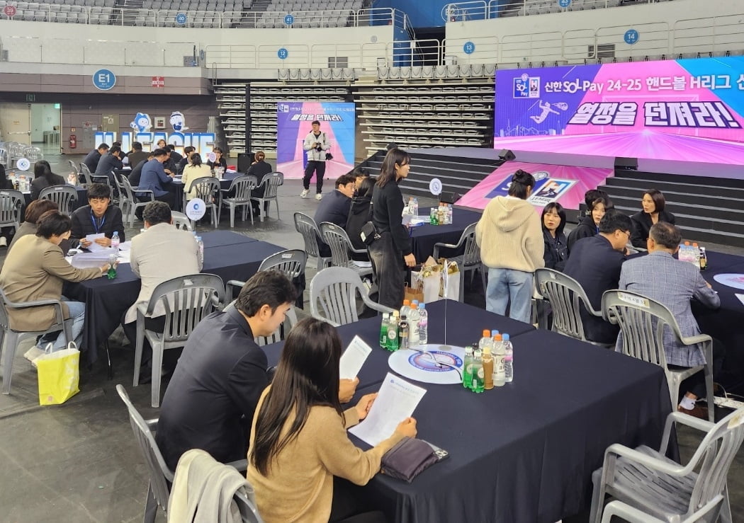 前队友调侃瓜迪奥拉：你发明的伪9号战术毁了足球 导致我4年没找到球队