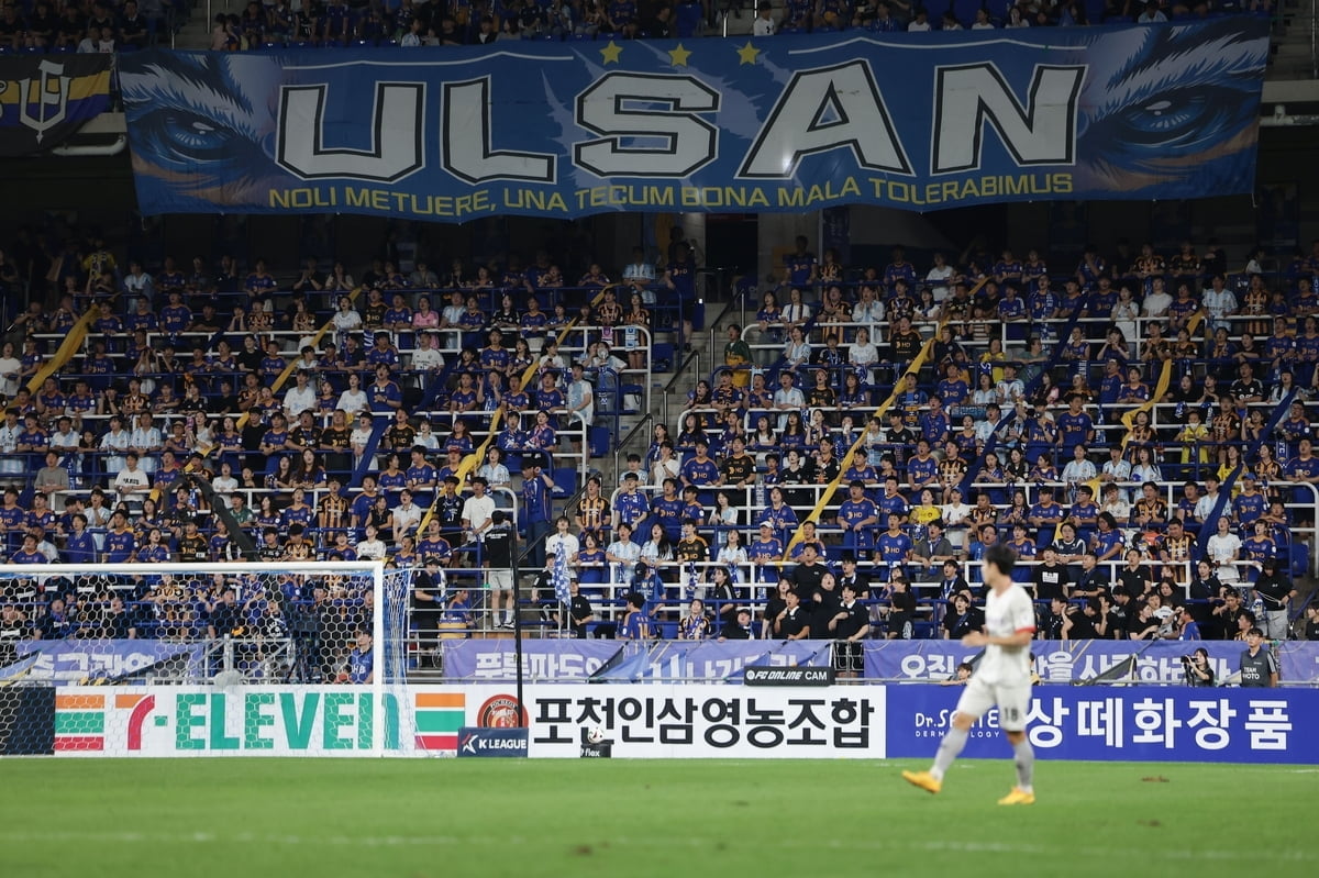 曼联vs埃弗顿全场数据：射门数11-8，射正数5-2
