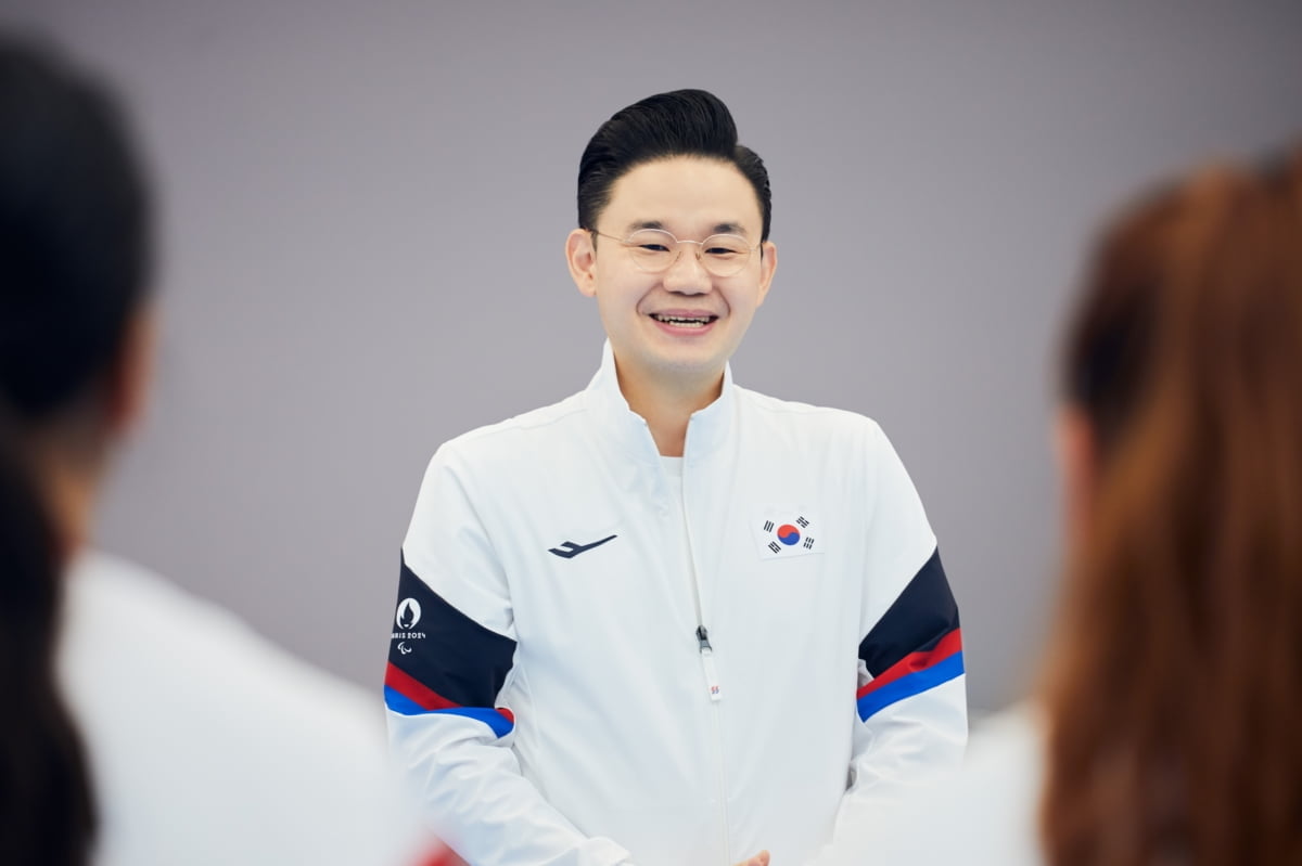 媒体人：特狮只是延续巴萨最传统的踢法 客串后腰的加西亚是不合格