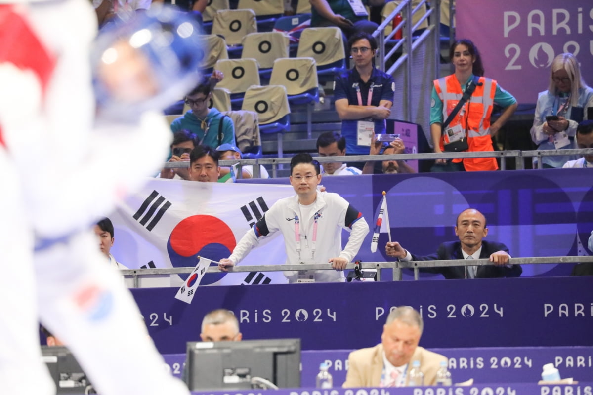 拜仁官方：永久封存贝肯鲍尔5号球衣
