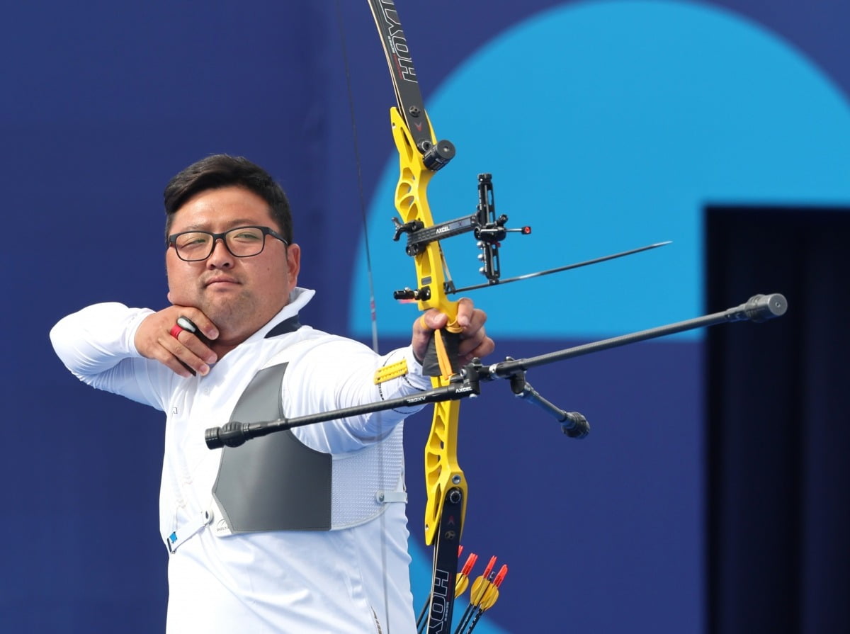 图片报：诺伊尔可以在今晚对阵奥格斯堡的比赛中出场