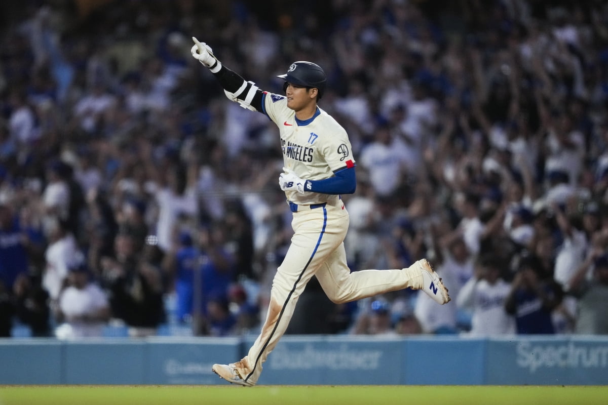 17岁零114天 亚马尔今日正好达到了梅西上演巴萨首秀时的年龄