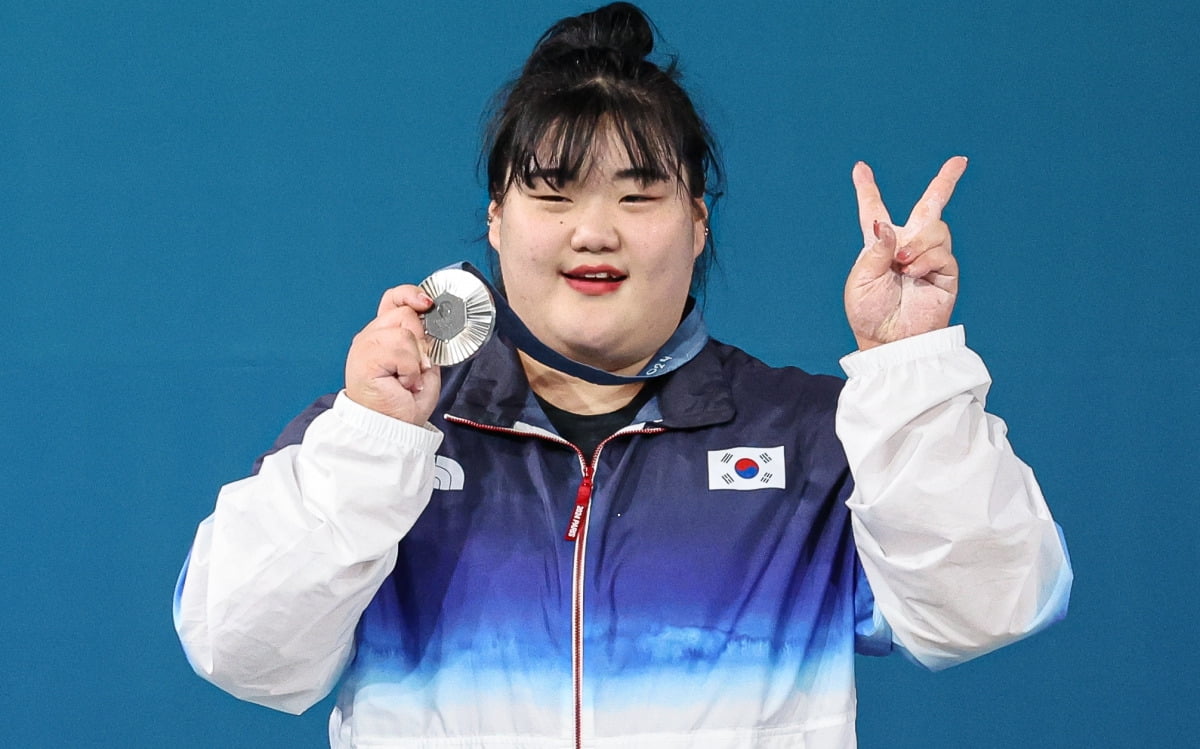 罗马诺：埃切韦里25年1月加入曼城一线队 蓝月拒绝外租球员