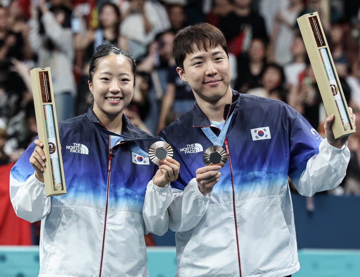 詹眉三节合砍52分，湖人命中12记三分球以97-94领先老鹰