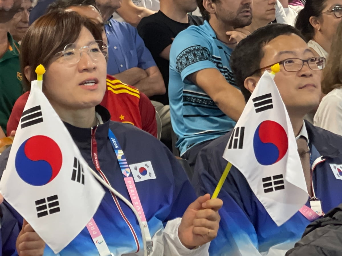 ❤️辽宁男篮探望本溪市儿童福利院 为孩子们送去球衣球鞋并捐款20万元