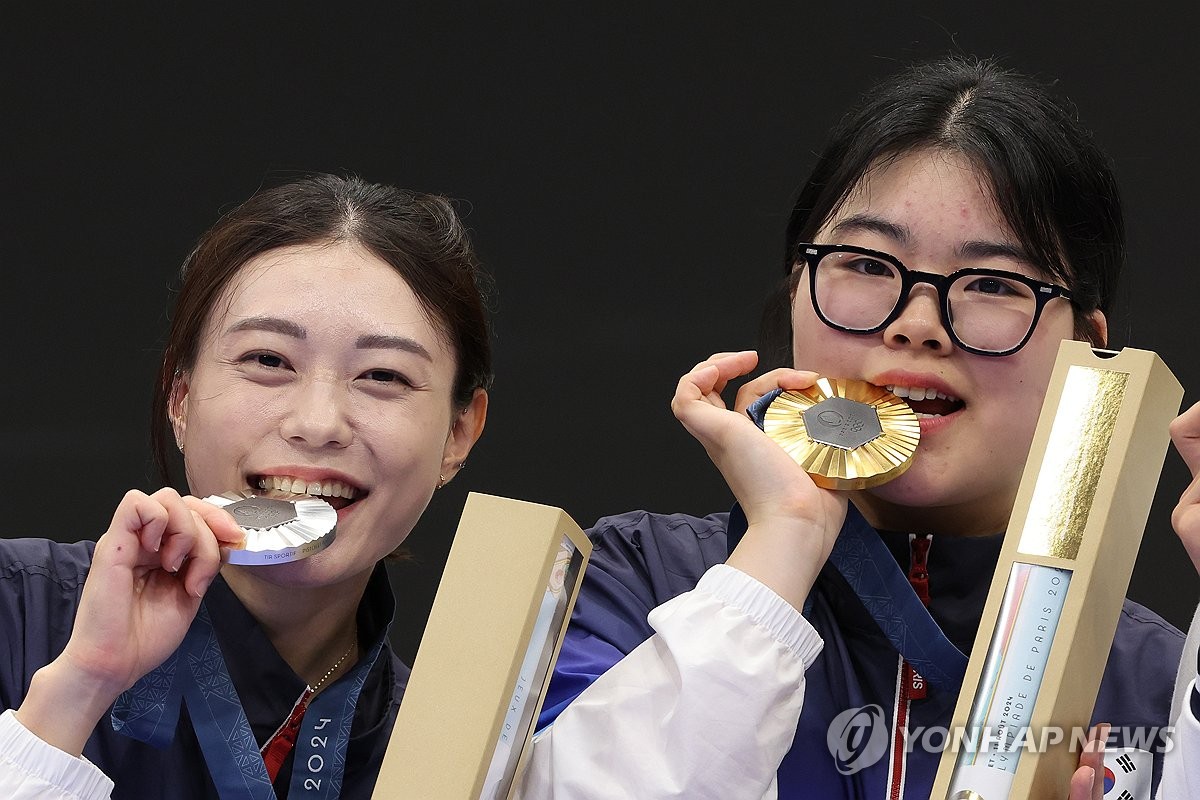 格伊送乌龙大礼！纽卡众将跑场边庆祝，广告牌被压塌了