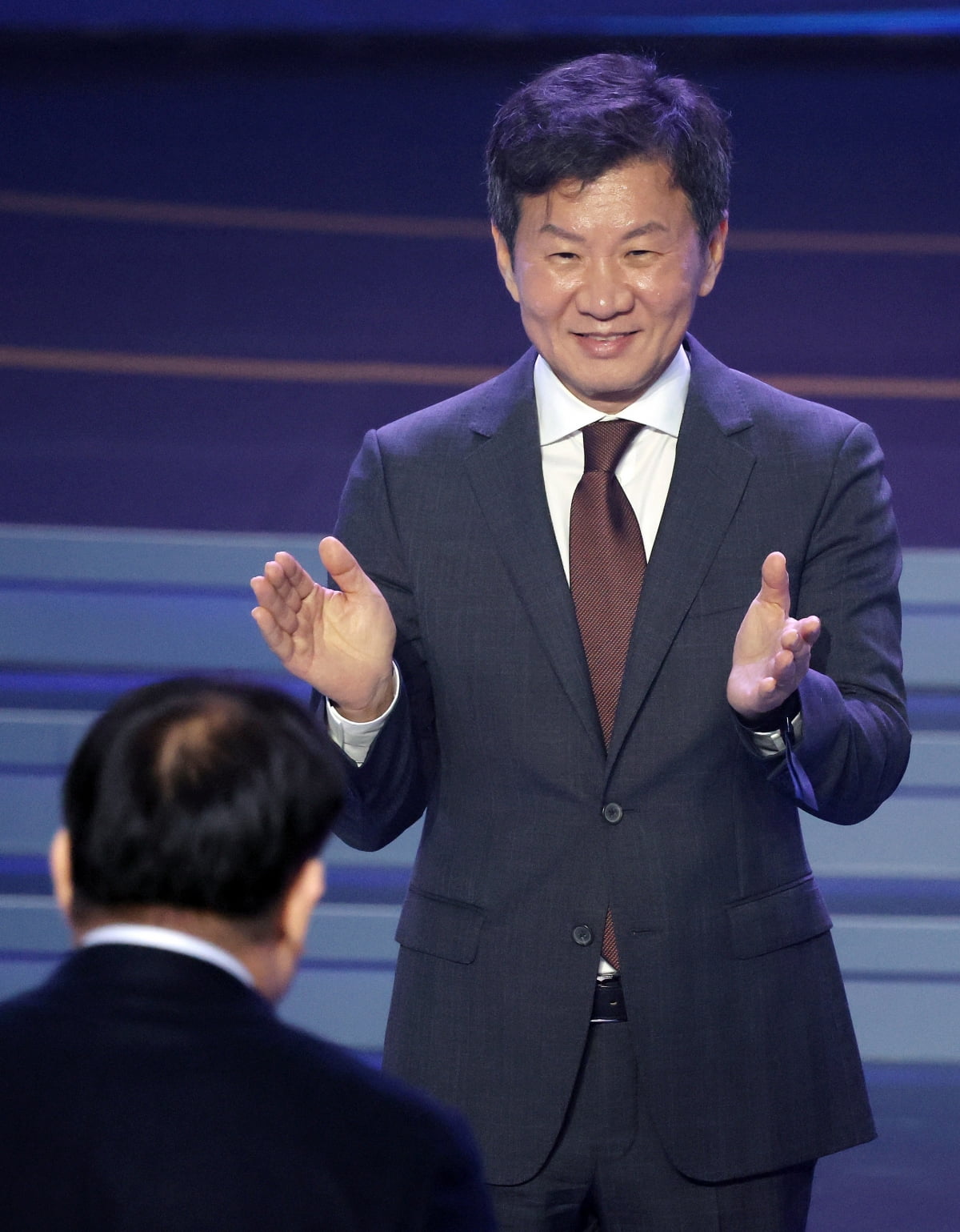 美媒直言琼斯不逊库里：布克盛赞投篮能力 与掘金威少争最强300万