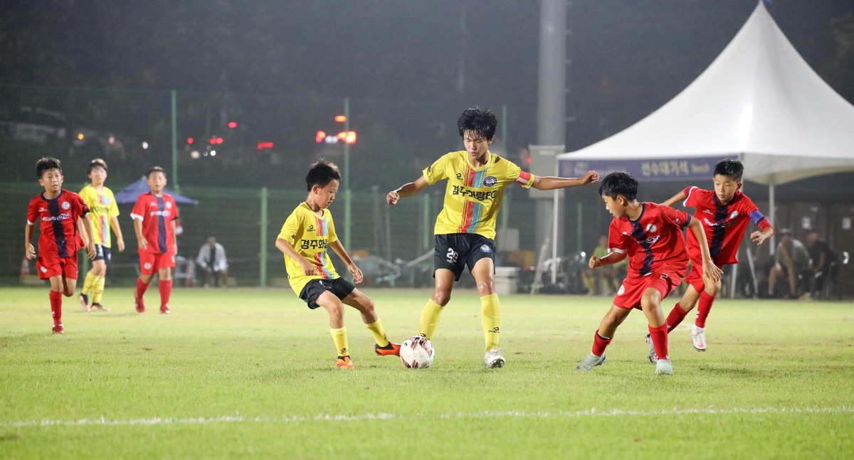 门兴4-1大胜不莱梅，克莱因丁斯特助攻戴帽，米切尔-魏泽染红