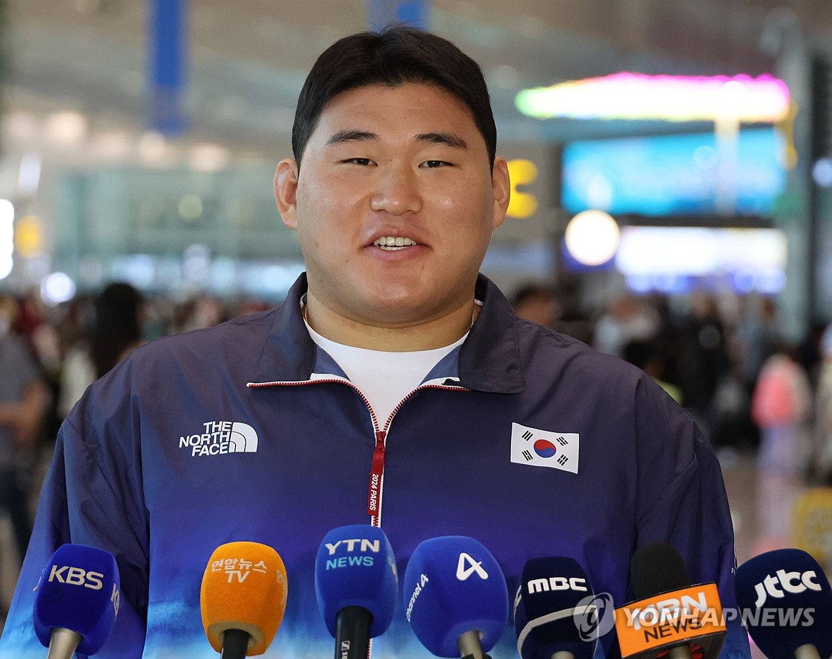 罗马诺：巴萨在与贝尔纳尔签续约合同，为期5年+解约金5亿欧