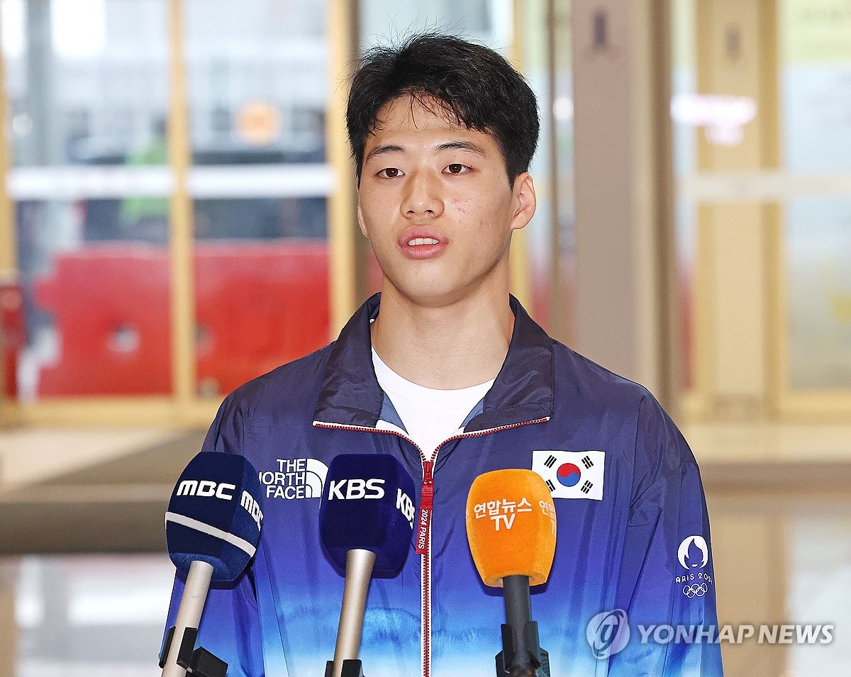 阿诺德谈自己踢的位置：关键在于通过创造人数优势来破解逼抢