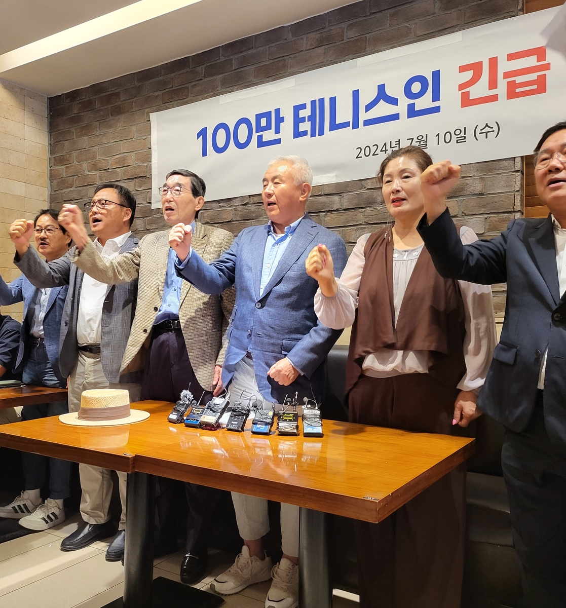 每体：巴萨高层不怪弗里克，认定球员该为战绩下滑负责