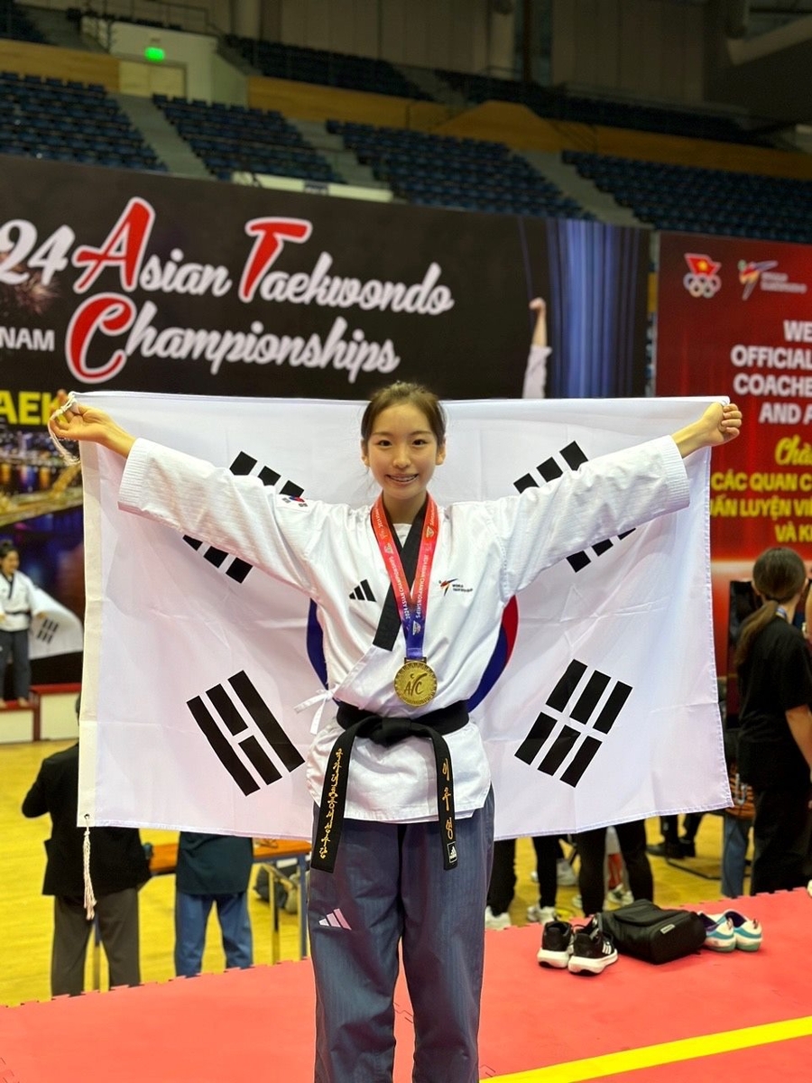 未来可期，16岁前锋奥比-马丁曼联U18首秀15分钟戴帽