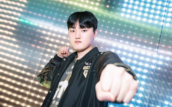 倒霉蛋！伊普斯维奇后卫同一场比赛乌龙、送点并被罚下 英超史上第二人