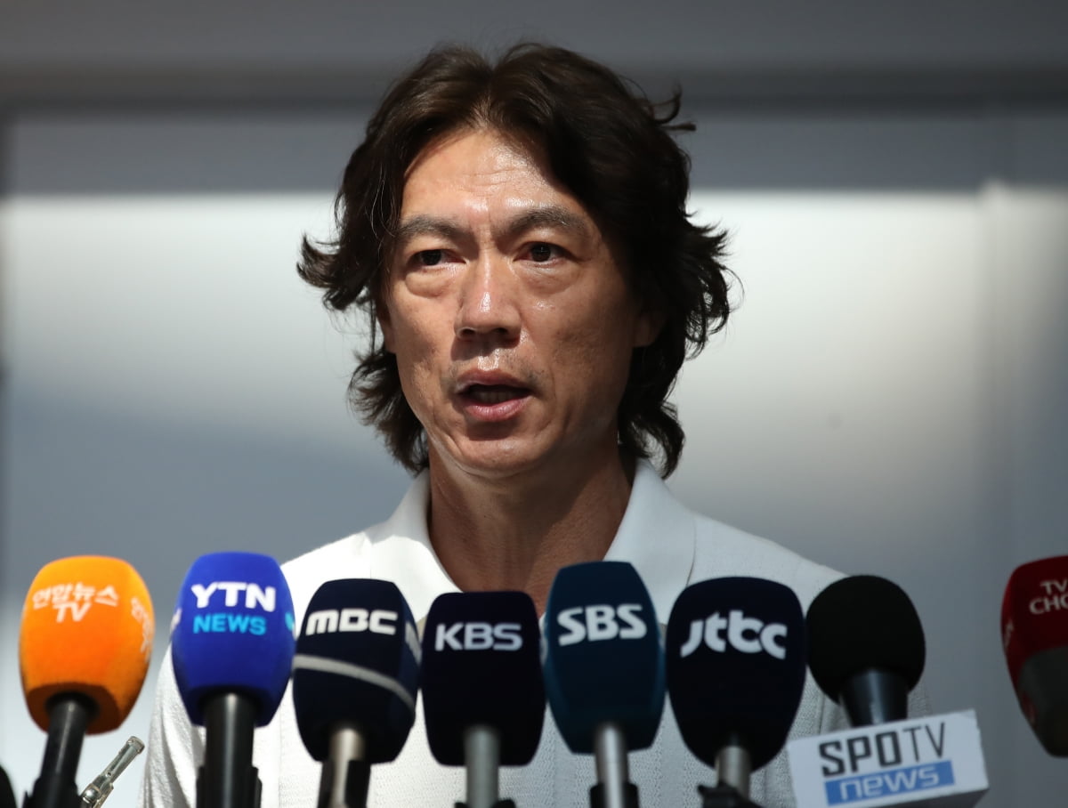 再欣赏一次！卡尔顿远距离逆天三分绝杀 山猫激情庆祝 阳光球员抱头不敢相信