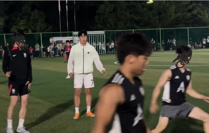 ⚽德甲半场：马尔穆什传射建功 拜仁两中卫双双破门暂2-2法兰克福