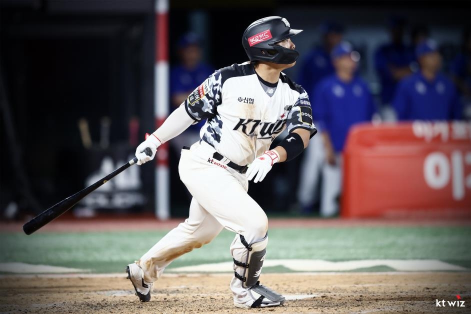 湖人大战灰熊 八村塁、河村勇辉赛前拥抱合影