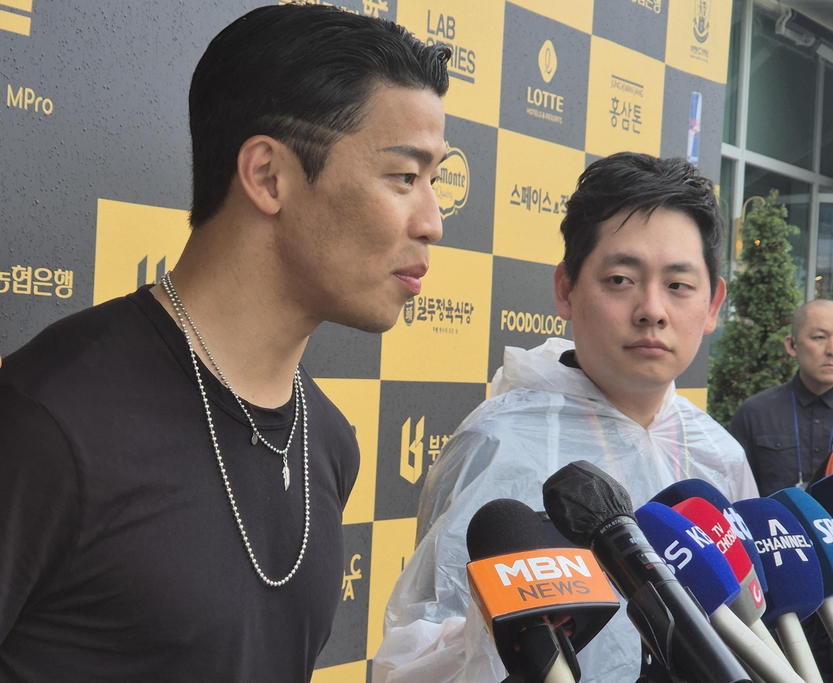 赛后更衣室庆祝胜利 弗里克给巴萨球员放了三天假