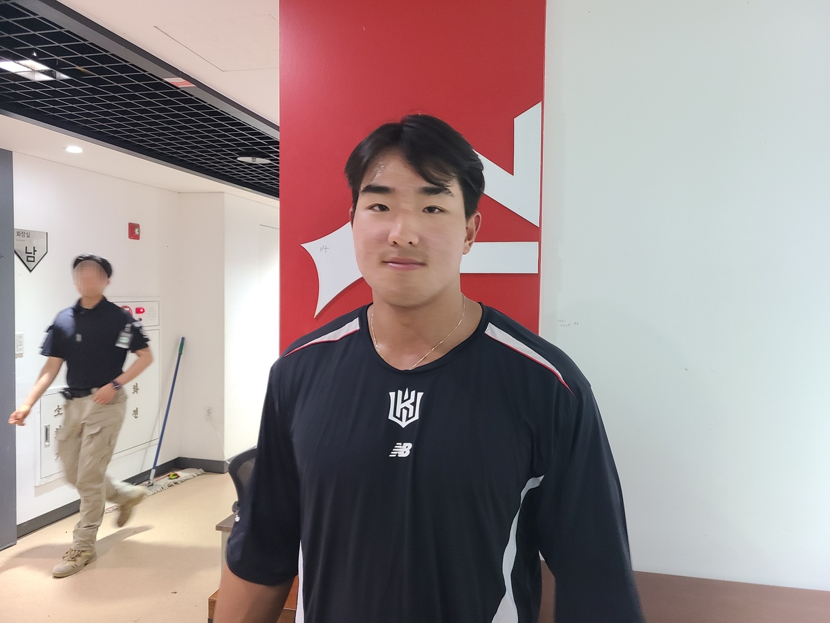 英乙惊现搞笑一幕：后卫本欲阻止进球但是球裤不允许