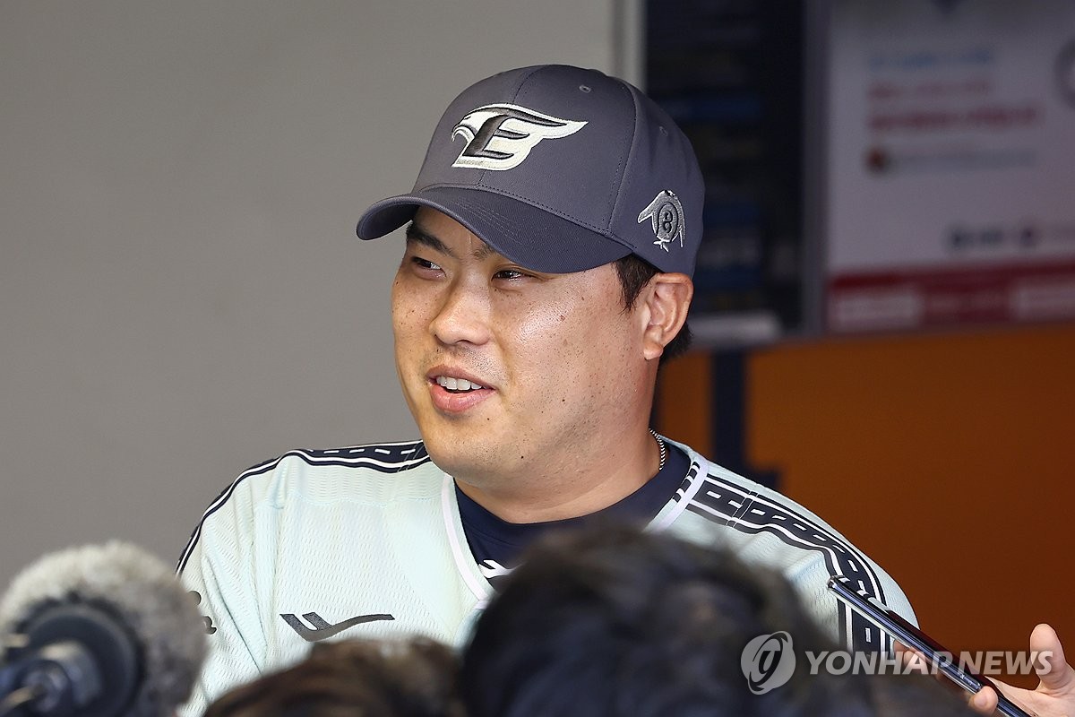 霍兰德反击突破踢到希罗胯部 后者目前已经回到更衣室