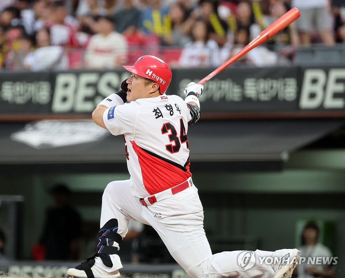 很疼！沈梓捷捂着右眼回到替补席冰敷 半场2投2中贡献4分3篮板
