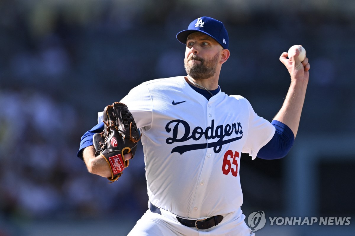 老鹰官方：特雷-杨右肋骨受伤退出今日对阵凯尔特人比赛