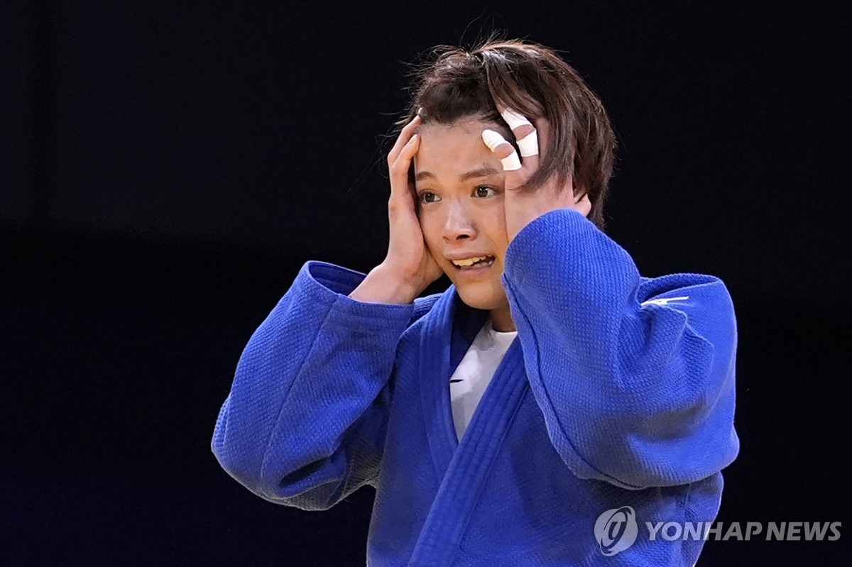 不吹！卡塞米罗禁区被放倒 裁判无表示