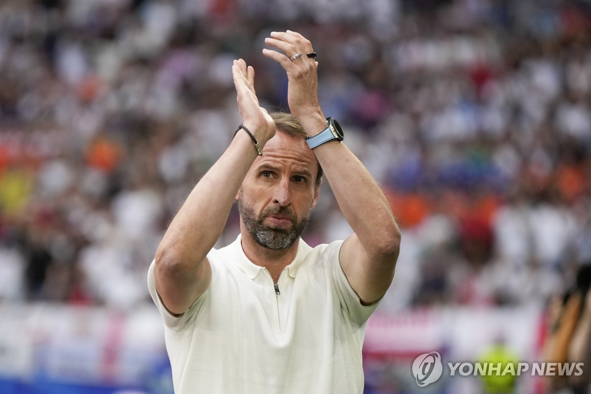 阿森纳战利物浦预热海报：马丁内利单人出镜