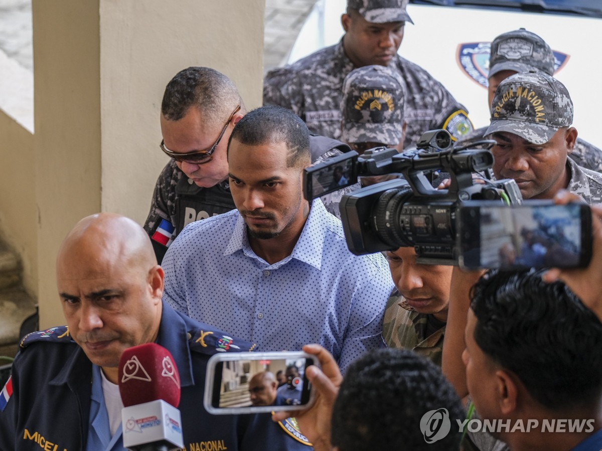 霍兰德反击突破踢到希罗胯部 后者目前已经回到更衣室