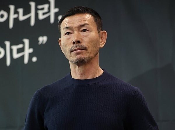 门兴4-1大胜不莱梅，克莱因丁斯特助攻戴帽，米切尔-魏泽染红